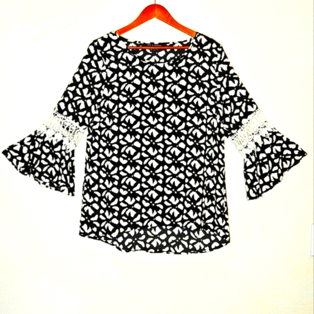 🌺 Zac & Rachael Polyester Black & White High Low Blouse w/Bell Sleeves Size L